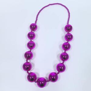 Perles géantes en plastique bon marché pour carnaval, 60 mm, rose vif, pour colliers, défilés, fêtes à thème Nouvelle-Orléans, en gros, en promotion - Product Image 1