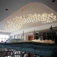 Lustre suspendu en cristal personnalisé en forme de triangle pour hôtel, salle de conférence, table de présentation immobilière, salle de banquet, restaurant