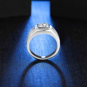 خاتم خطوبة للرجال M72A مع الالتزام بالألوان الثابتة VVS1 بشكل دائري <span class=keywords><strong>1CT</strong></span> Moissanite من الفضة الإسترلينية - Product Image 2