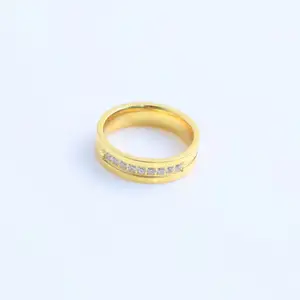 गर्म क्रूसिबल स्टेनलेस स्टील घन Zirconia सोना और चांदी हीरे की सगाई की अंगूठी