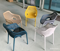 Chaise de salle à manger empilable moderne en plastique avec dos et bras incurvés pour vérandas extérieures Balcon Café Salle à manger Cuisine Patio Poolside