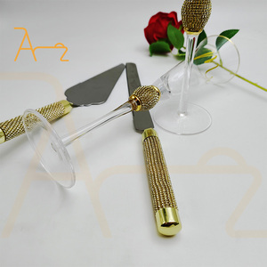 Coupe de trompette en verre à champagne avec bordure en or de luxe Ensemble de couteaux à gâteau en diamant doré pour les fêtes d'anniversaire de mariage - Product Image 4
