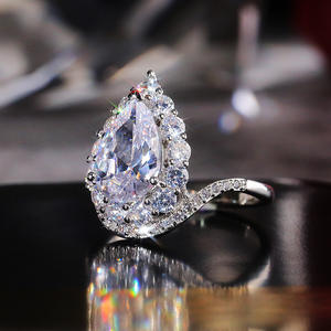 F982 Anello di Fidanzamento da Donna con Diamante Sintetico Taglio a Pera e Diamanti Laterali, Placcato in Oro Bianco 18K - Product Image 2