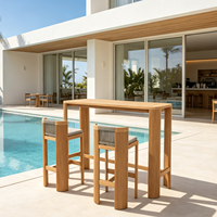 Ensemble de table de bar d'extérieur de luxe naturel avec chaises de bar en bois tressé, hauteur comptoir, mobilier de patio pour villa, complexe hôtelier, jardin
