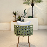 Chaise d'extérieur moderne avec dossier en corde tressée et coussins pour jardin et terrasse