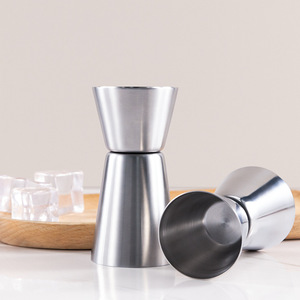 Taza Medidora de Acero Inoxidable de Doble Extremo, Taza de Onzas para Cócteles, Jigger para Bartenders, Diseño Moderno y Minimalista, Suministro de Fábrica - Product Image 5