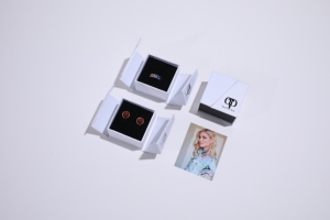 Caja de Joyería Cuadrada Moderna de Papel Reciclable con Logotipo Personalizado, Cierre Magnético, 9*9*3cm, Color Personalizado, Embalaje para Regalo - Product Image 4