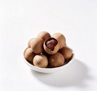 Grote hoeveelheden gedroogde longan met schaal, hele, zongedroogde drakenoogvrucht, natuurlijke gedroogde longan voor retailverpakkingen