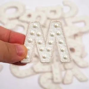 刺繍バッジサプライヤーカスタムロゴアルファベット真珠文字衣服用刺繍パッチに鉄