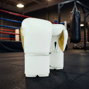 Gants de boxe personnalisés en similicuir blanc et or, gants d'entraînement MMA avec sangle de poignet auto-agrippante pour le sparring et la salle de sport - Product Image 2