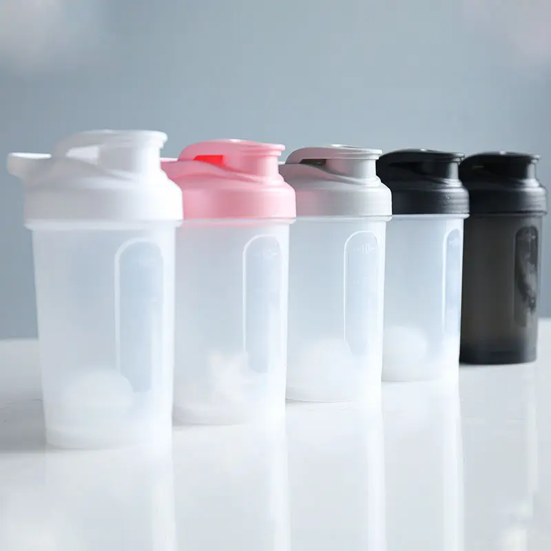 कॉर्पोरेट प्रोमोशनल उपहार आइटम स्पोर्ट शेकर विज्ञापन उपहार व्यापारिक माल प्रोटीन पाउडर मिल्कशेक कप प्लास्टिक पानी की बोतलें