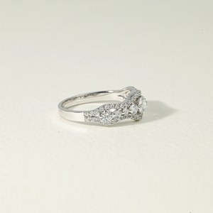Elegante Anillo de Compromiso con Clúster de Diamantes Cultivados en Laboratorio, 0.85 TCW, Corte Redondo, Diamantes Creados en Laboratorio, Ideal para Propuesta y Regalo de Aniversario - Product Image 4