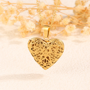 Kalung Liontin Foto Berbentuk Hati Peach yang Dapat Dibuka, Berlapis Emas 18K, Bahan Stainless Steel, Liontin Terukir, Rantai Kalung untuk Wanita - Product Image 4