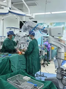 Microscopio Chirurgico Digitale per Neurochirurgia con Monitor e Sistema Ottico Acromatico - Product Image 3