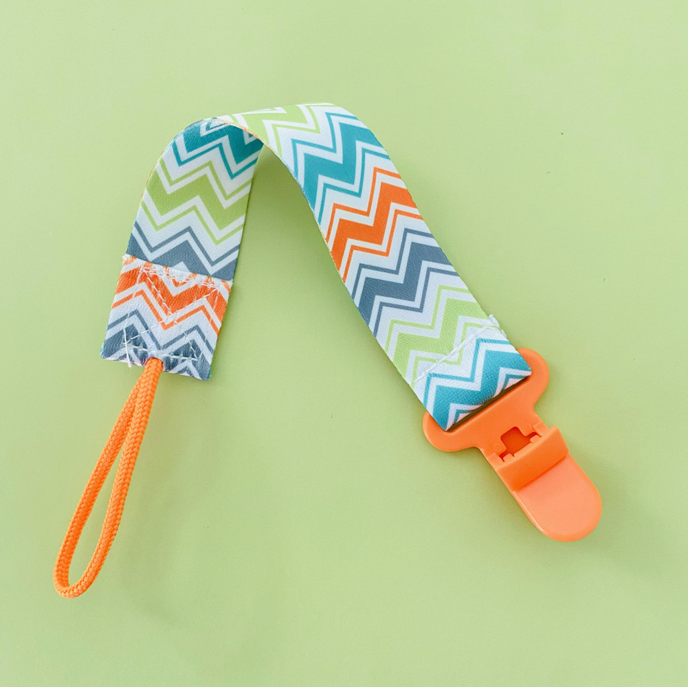 Clip naranja con colorido patrón W