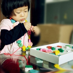 2024 Funy produttori colorati all'ingrosso di legno per bambini giocattoli educativi in legno animali perle di frutta perline di vendita a caldo giocattoli - Product Image 3