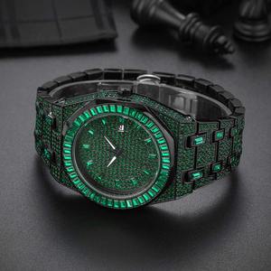 Montre à quartz pour homme, best-seller, avec diamants verts taille ovale et diamants mélangés, calendrier intégré, design tendance - Product Image 3