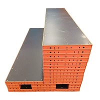Le contreplaqué est utilisé pour le béton. Cadres en acier et contreplaqué pour coffrage de construction. Le gabarit de table à cadre en acier haute efficacité