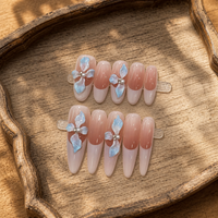 Faux ongles réutilisables faits main de luxe, motif floral bleu clair 3D, accents de perles élégants, dégradé nude blanc, pointe française