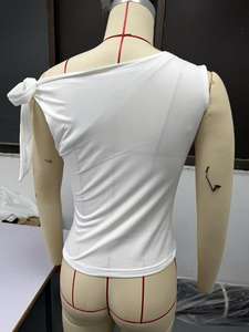 Completo sexy da donna a due pezzi: top corto monospalla tinta unita e pantaloncini stampati - Abbigliamento boutique da donna - Product Image 3