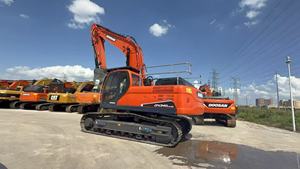Excavatrice sur chenilles d'occasion Doosan DX340LC-9C rouge, 34 tonnes, avec godet hydraulique - Product Image 4