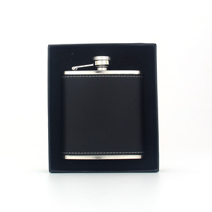 Pengiring pengantin Modern Font hitam terukir 6 oz Set kotak hadiah termos pinggul baja tahan karat - Product Image 5