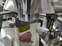 Machine d'emballage multifonctionnelle de tofu séché Surface de contact en acier inoxydable pour le remplissage sous vide d'azote gazeux pour les aliments, les snacks et la viande