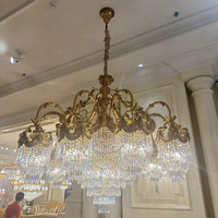 Lustre en cristal avec cadre en laiton antique, luminaire suspendu personnalisé à plusieurs bras pour hall d'hôtel, villa, salle de banquet