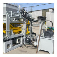 Machine de fabrication de briques entièrement automatique QT4-15 à faible investissement pour briques creuses, pleines et pavés autobloquants en béton