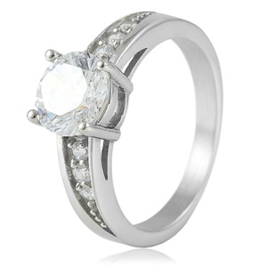 Yunnique – bague de fiançailles géométrique en acier inoxydable pour femmes, avec sertissage à griffes en zircon, bijoux couleur argent - Product Image 1