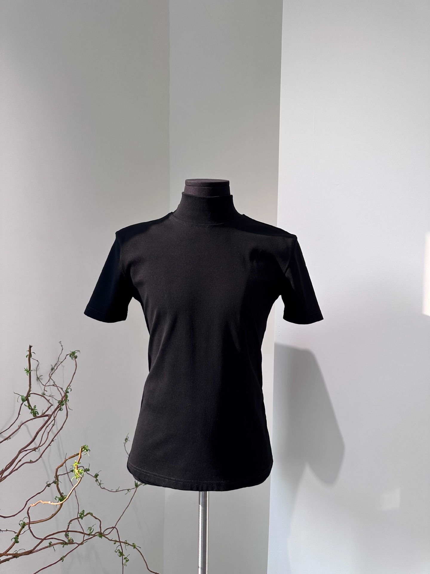 Black half-high collar