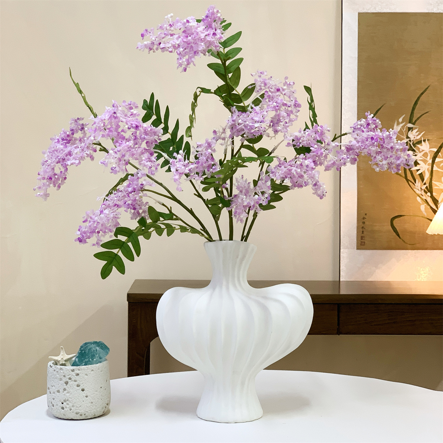 Deux grandes bouteilles texturées blanches en violet clair