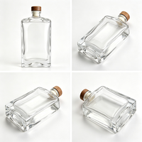 Bouteille de liqueur en verre transparent carrée de 500 ml à fond épais avec bouchon en bois, finition mate, options d'impression sérigraphique et de gravure pour la tequila