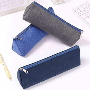 Étui à crayons triangulaire personnalisé imprimé avec fermeture éclair longue et doublure en polyester à motif de dessin animé - Product Image 2