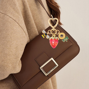 Llavero Uionen con diseño de fresa tridimensional, bonito y dulce, colgante de margarita para bolso - Product Image 3
