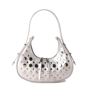 Sac mini hobo clouté <span class=keywords><strong>pour</strong></span> femme - Sac à bandoulière tendance en cuir PU <span class=keywords><strong>pour</strong></span> les soirées et les tenues décontractées - Product Image 5