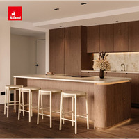 Cuisine scandinave moderne en bois, armoires de cuisine personnalisées en chêne blanc et placage de noyer, avec portes, plan de travail en granit
