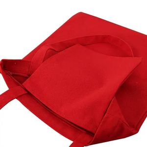 Sac fourre-tout en toile personnalisé rouge vierge avec fermeture éclair et logo sur mesure, idéal pour le shopping et la mode - Product Image 3