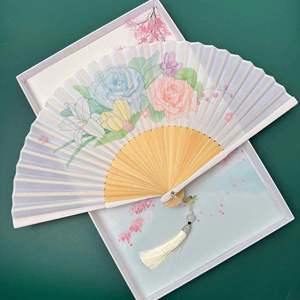 Abanico de Mano Plegable de Bambú Pequeño Personalizado para Mujer al por Mayor, con Diseño de Loto, Begonia, Capa y Jazmín, de Tela de Seda China - Product Image 4
