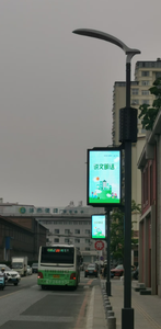 จอแสดงผล LED บนเสาไฟถนนควบคุมผ่าน WiFi 4G ความละเอียดสูง สำหรับป้ายโฆษณาอัจฉริยะบริเวณป้ายรถเมล์กลางแจ้ง - Product Image 3