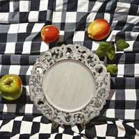 L'assiette de salle à manger en PP de style classique offre une sensation élégante, et l'agencement des tables de mariage et de fête semble exquis