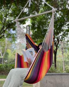 Cadeira de rede listrada com duas almofadas poste de madeira durável até 440 libras quarto interior e exterior pátio varanda ou balanço de árvore - Product Image 2