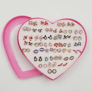 Ensemble de boucles d'oreilles en strass pour femmes, avec motifs papillon, cœur, lettre et lèvres, couleur or transparent - Product Image 6