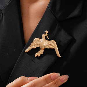Broche vintage de qualité supérieure en forme de colombe de la paix, en alliage plaqué or et argent, sculptée avec une branche d'olivier, résistante au ternissement, pour femme - Product Image 2