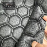 Tapis de voiture brodés exquis en cuir synthétique PU durable, matériaux intérieurs avancés de couleur d'usine, gaufrés pour costumes