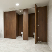 Cloison de toilettes pleine hauteur en stratifié phénolique massif 12 mm, aspect bois, pour hôtels modernes et sanitaires de centres commerciaux