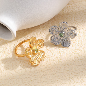 Bague en acier inoxydable plaqué or 18 carats et argent, motif floral en relief, incrustée de cristal vert, bijou tendance pour femme - Product Image 3