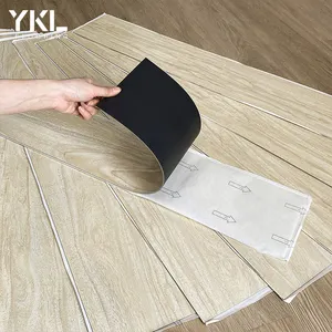 Pelure matérielle qui respecte l'environnement auto-adhésive de plancher de PVC d'anti glissement et carreaux de sol de bâton