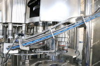 Machine de remplissage automatique d'eau en bouteille 3000BPH 500ml 1.5L, équipement d'embouteillage et de bouchage d'eau minérale