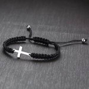 สร้อยข้อมือเชือกถักแบบมินิมอลพร้อมจี้กางเขนเงินขนาดเล็ก - Product Image 6